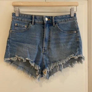 Denimshorts ifrån Zara, stl 36 - Högmidjade denimshorts ifrån Zara, i stl 36, lite längre därbak. Fint skick! 