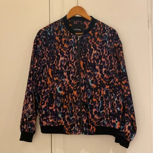 Bomberjacka leopard - Bomberjacka i färgglatt leopardmönster. Storleken mer som en S/M än XS/S.