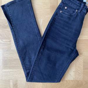 Jeans   Använda en gång   Strl 34  Slits nedtill 