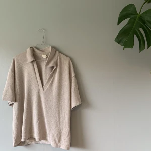 Oversize beige tröja - I samma set som shortsen som säljs. Kan köpas i kombo för 80 kr. 