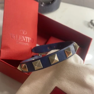 Valentino armband - Säljer min jättefina valentino armband!! Köpt för cirka två år sen, så använt en del men ändå i bra skick😊Äktahetsbevis, box samt extranitar medföljer