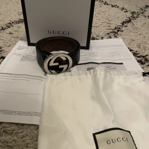 Gucci bälte - Hej! Jag säljer nu mitt gucci bälte. Skicket är 9/10 och allt og tillkommer! Jag är båda öppen för byten och att sälja dessa. Tveka inte på att skriva privat för fler bilder/frågor.