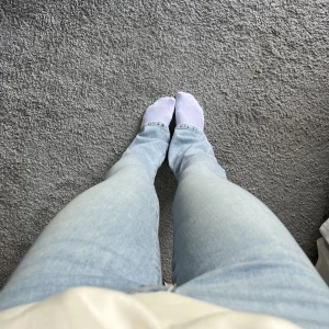 Lågmidjade jeans - Jättefina lågmidjade flare jeans från bikbok i nyskick. Köpta för 600!💗skriv för fler bilder