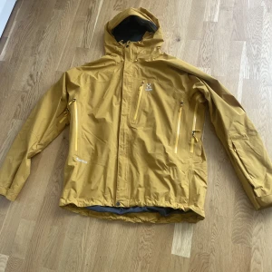Haglöfs Astral GTX jacka  - Haglöfs jacka modell Astral GTX storlek 2XL  Spontanköp som jag anvävt max 3 gånger så väldigt fint skick!  Öppen för prisförslag 