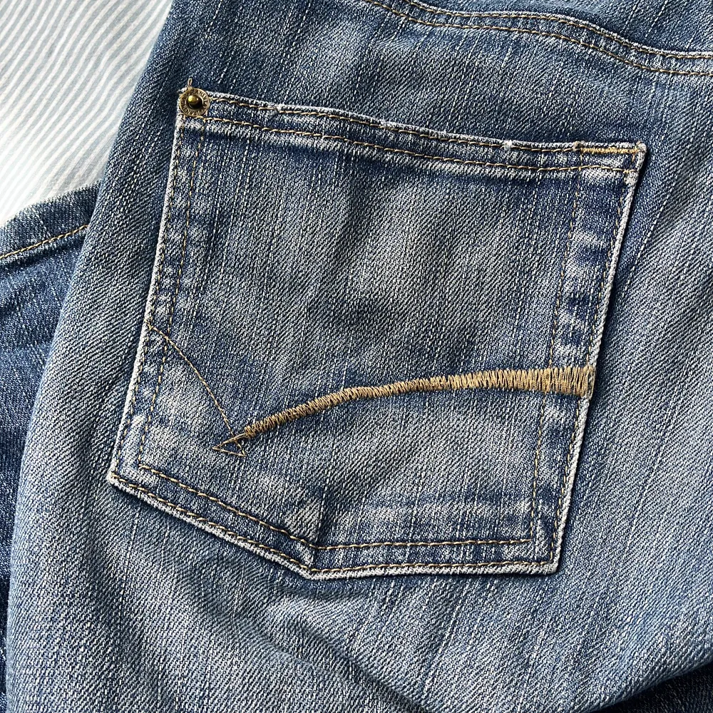 Säljer dessa low waist jeans, dom är secondhand sen innan, inga hål eller något förutom på insidan där jag satte igenom en tråd till midjan, inget som stör eller syns. Lappen är bortklippt så ingen aning vart dom är ifrån men dom är i bra skick💕. Jeans & Byxor.