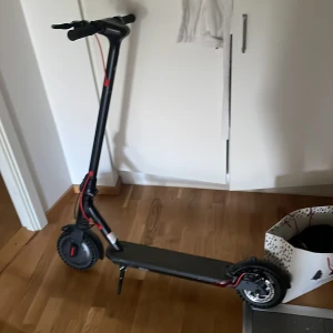 Elspackcykel - Problem med att ladda sparken. Men den åker som normalt, problemet är då att man inte kan stoppa in laddaren i sparken. När man ska stoppa in laddaren i pluggen i sparken så finns inget där. Skriv till mig för mer info om det!!!