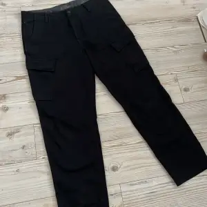 Svarta cargo jeans från levi’s, använda i jättegott skik