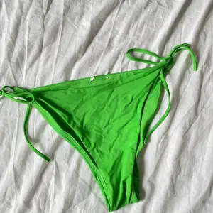 Bikiniunder del i grön.