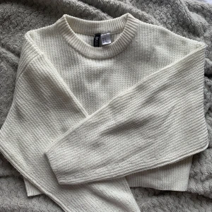 Vit stickad tröja - Vit stickad tröja, skulle säga att den är croppad. Stl xs. Lite nopprig därav priset. Tveka inte höra av dig om frågor!💗