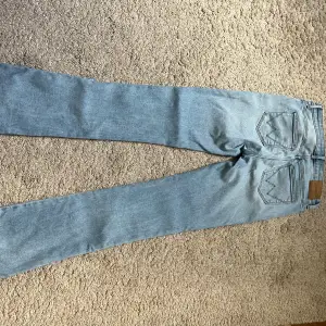 Säljer dessa helt nya, ass snygga jeans som endast är använda några gånger pågrund av att de blivit för små. Inköpspris 1000kr