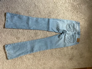 Lågmidjade utsvängda jeans - Säljer dessa helt nya, ass snygga jeans som endast är använda några gånger pågrund av att de blivit för små. Inköpspris 1000kr