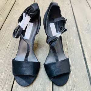 Dam klackskor säljes  - Mycket fina dam klackskor säljs.  Färg svart.  som det syns så är skorna helt nya (aldrig använts). 