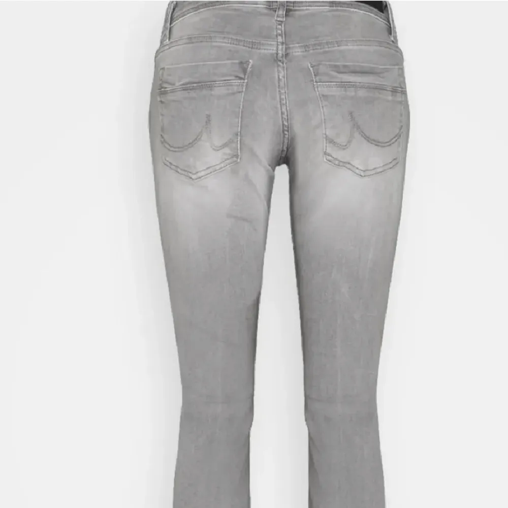 Säljer dessa ursnygga lågmidjade ltb jeansen då jag inte fått användning för de! Skriv privat för fler bilder💓. Jeans & Byxor.