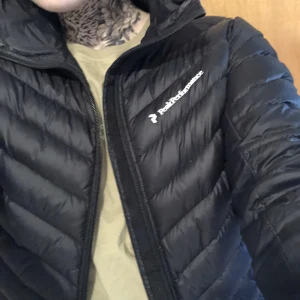 Peak performance jacka - Ända felet är ett litet hål men blivit lagat av typ ”tyg tejp” så det ej ramlar ut dun 