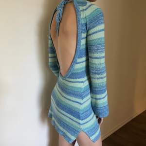 Snygg blå stickad klänning med öppen rygg från tiger mist! (Frakt 60kr)