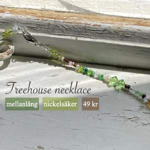 🪵Treehouse necklace 🪵 Beställningsvara, innebär att halsbanden inte blir identiska och du kan skriva om det är något du vill ändra. Halsbandet är gjort på wire och olika pärlor i gröna nyanser💚💚   Tryck på ”Kontakta” om du är intresserad💗