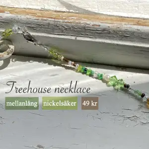 🪵Treehouse necklace 🪵 Beställningsvara, innebär att halsbanden inte blir identiska och du kan skriva om det är något du vill ändra. Halsbandet är gjort på wire och olika pärlor i gröna nyanser💚💚   Tryck på ”Kontakta” om du är intresserad💗