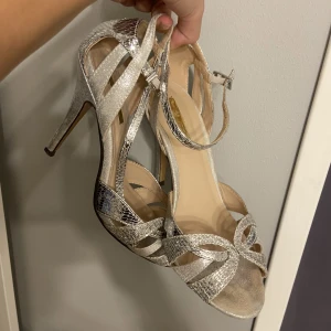 Klackar - As snygga klackar i storlek 38. Justerbara vid banden runt ankeln. 