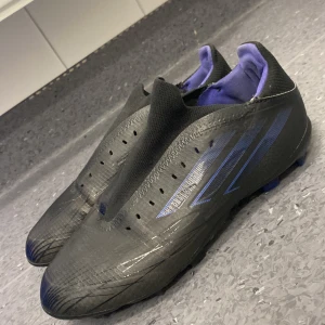 Adidas fotbollsskor  - Dom sitter riktigt bra inte använda så mycket.