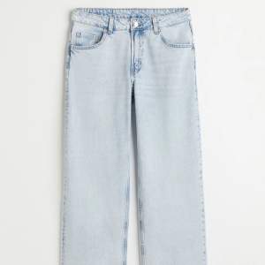 Säljer dessa mid/low waist jeans från H&M då de blivit för små💗 Jättesnygg färg. Lätta att dra med så de blir lowwaist. Skulle säga att jeansen i verkligheten blir mer flaire än straight⚡️💗