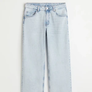 Jeans - Säljer dessa mid/low waist jeans från H&M då de blivit för små💗 Jättesnygg färg. Lätta att dra med så de blir lowwaist. Skulle säga att jeansen i verkligheten blir mer flaire än straight⚡️💗
