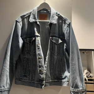 Jeansjacka  - Hej, säljer min jeansjacka från Levis som tyvärr ej knappt kommit till användning. Säljer för 350+frakt. 
