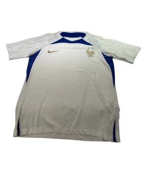 Frankrike  - En Frankrike tröja i storlek s som är vit. Den är perfekt passande och av hög kvalitet. Dess andningsförmåga gör den idealisk för både matcher och träning.