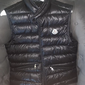 Moncler väst gui - Size 2 Äkta Skick 8-9/10  Dragkedja lite seg längst ner men inget som stör, därav pris