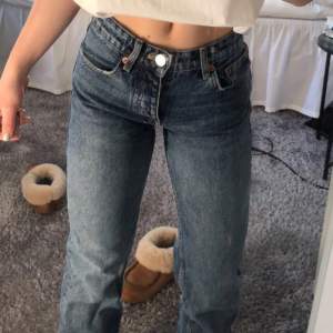 Jättesnygga lågmidjade jeans från Zara. I jättefint skick och säljer pga att dem inte passar mig längre. Skriv för fler bilder eller att diskutera pris 