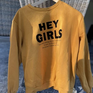 Tröja - Brun/gul tröja från jeansbolaget, använd ett fåtal gånger💛I storlek L, sitter oversized på mig som vanligtvis är storlek S