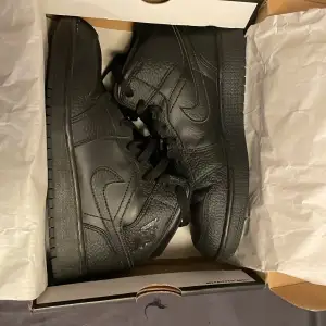 ett par svarta air jordan 1mid som jag aldrig använt, original pris 1400kr jag säljer för 1000kr. dom är helt nya och köpte de på mos i footlocker. pris kan diskuteras  💕💕