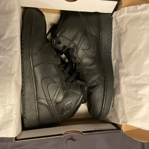Jordans - ett par svarta air jordan 1mid som jag aldrig använt, original pris 1400kr jag säljer för 1000kr. dom är helt nya och köpte de på mos i footlocker. pris kan diskuteras  💕💕