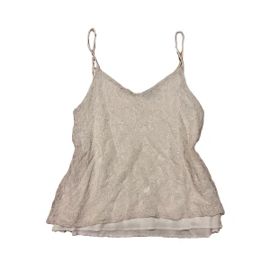 Topp - Vit spets topp från bikbok i storlek xs💗