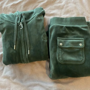juicy couture - Juicy set i färgen ”dark moss” köpt på Nelly för 2300kr, super fint skick🤍går ner i pris vid snabb affär🫶🏼