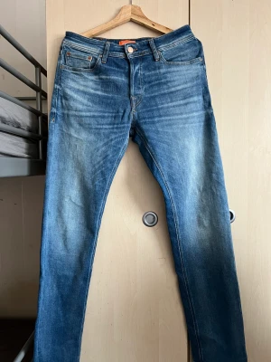 Jack & Jones jeans - Säljer dessa snygga jeans pga dem inte passar mig längre. Dem är använda ungefär 5 gånger. Storlek 29/32. Köpta för 749kr