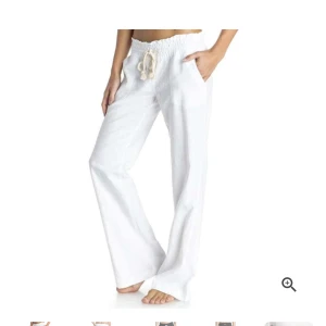 Linnebyxor  - Helt nya linnebyxor från nymock ☺️ säljes då dom inte passar min kropps form 🙌🏻 köptes för 379 säljer dom för 200kr