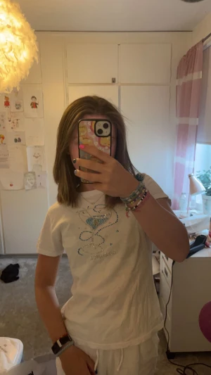 Tshirt - Jättesöt tshirt köpte second hand!! Strl M men skulle säga att den passar xs-m. Säljer pga kommer inte till användning