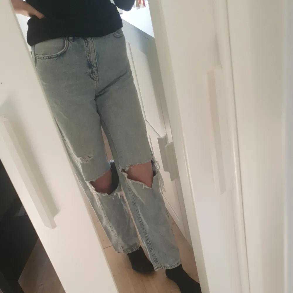 Jätte snygga jeans från Gina tricot i storlek 158, passar mig som är 169, men bara lite tajta i midjan. Bra skick!💕. Jeans & Byxor.