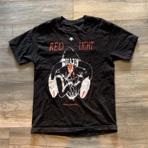 Bladee redlight tröja - Rare asf bladee tröja size M köpt från hans site för ett år sen, den behöver bara strykas lite, inga trades tack kronofogden är efter mig