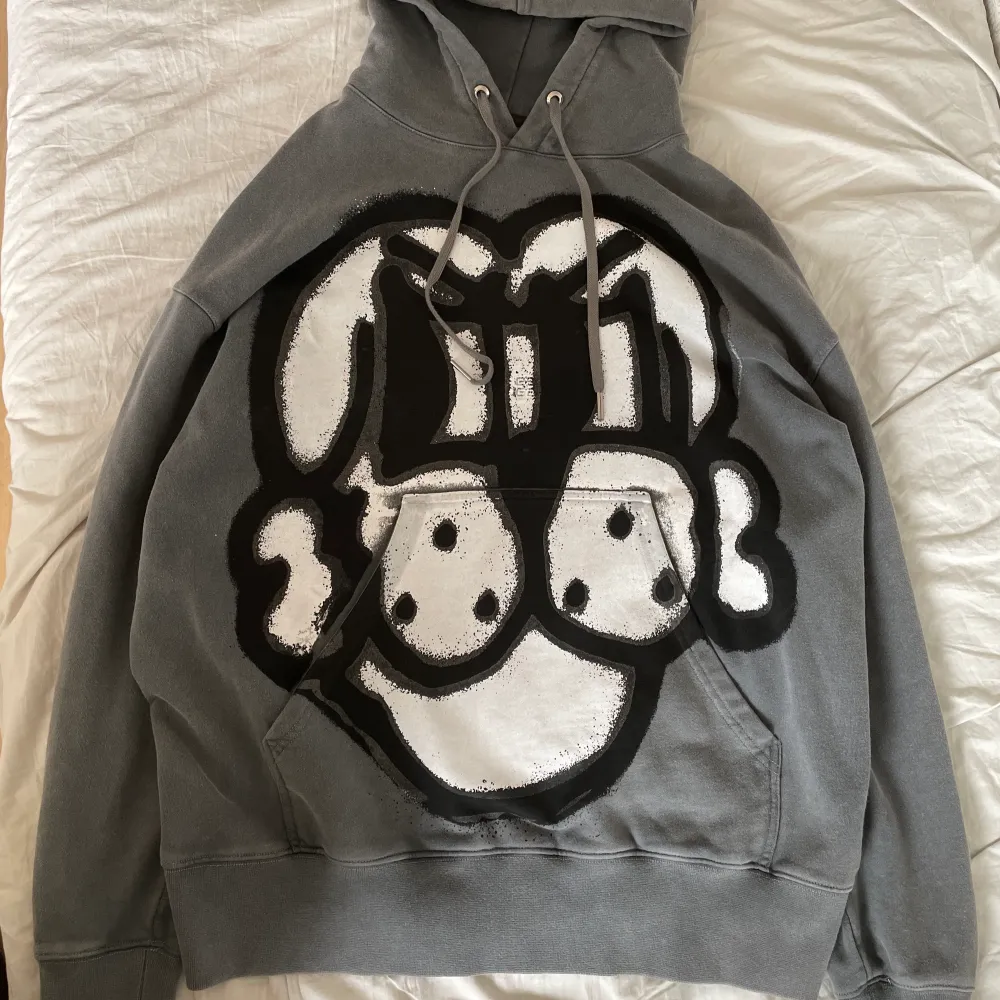 Givenchy x chito hoodie av Mathew Williams. Retail ligger på 1300$ så dehär är en steal, den är använd några gånger och har inga flaws. Den är Size S men passar M/L. Skriv för mer bilder eller info.. Hoodies.