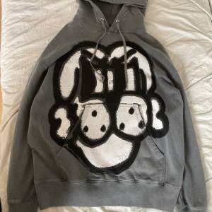 Givenchy x chito hoodie av Mathew Williams. Retail ligger på 1300$ så dehär är en steal, den är använd några gånger och har inga flaws. Den är Size S men passar M/L. Skriv för mer bilder eller info.