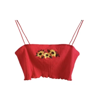 Röd blommig topp - • Oanvänd • Liten i storlek • Sitter som stl M 