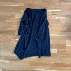 Lång Kofta - En lång men genomskinlig kofta med korta armar