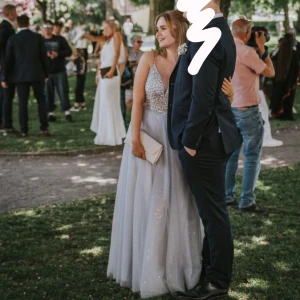 Balklänning  - Jag säljer min balklänning som endast är använd 1 gång. Den är i storlek u38 men den är liten i storleken så den passar en 36a. Klänningen är otroligt vacker och sitter väldigt fint.  ☀️🌸 nypris: 2745kr