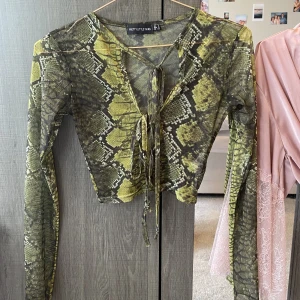 Grön Mesh top med orm mönster💫 - Fest topp i mesh