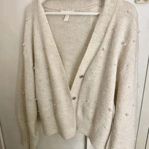 Kofta - Kofta med pärlor på, super söt, lite nopprig💕💕