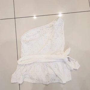 Topp - Söt och somrig vit topp😊