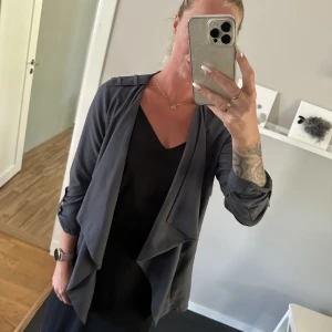 Jacka/kavaj - Perfekta tunna jackan eller kavaj eller vad du vill använda det som. Oanvänd och superfin. Blågrå i färgen. 