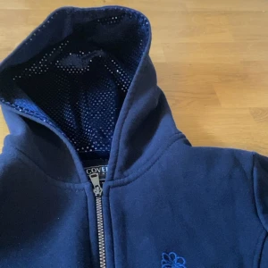 ziphoodie  - y2k ziphoodie med glitter detaljer och paljetter i luvan. Asfet men börjar bli för liten. Skulle säga att den är lite figursydd 