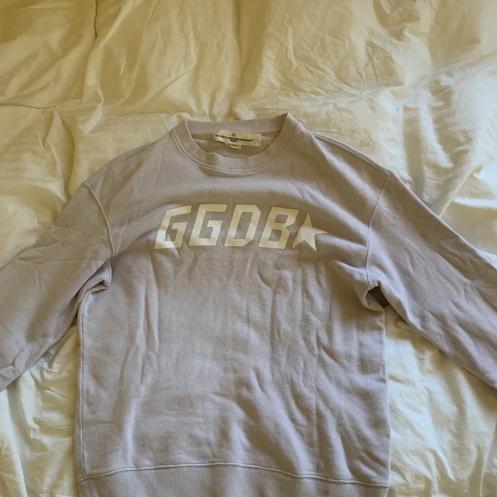 Snygg ljuslila sweatshirt från GGDB köpt på abcd i Göteborg. Det finns några småfläckar, men i övrigt är det inget fel på skicket trots att den använts ganska mycket. Jag säljer den för 350kr. Stickat.